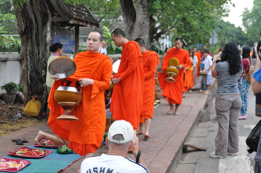 Tak bat – khất thực