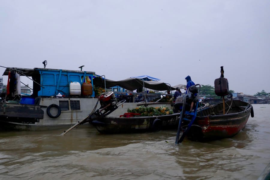 Sampans voller Delta-Erzeugnisse