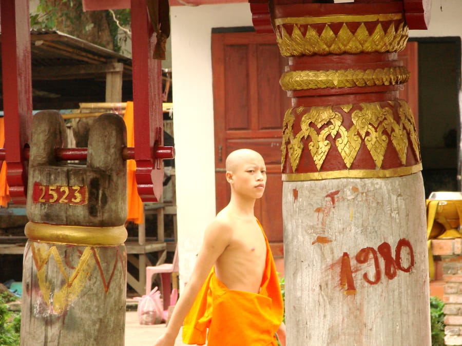 Chú tiểu áo cam