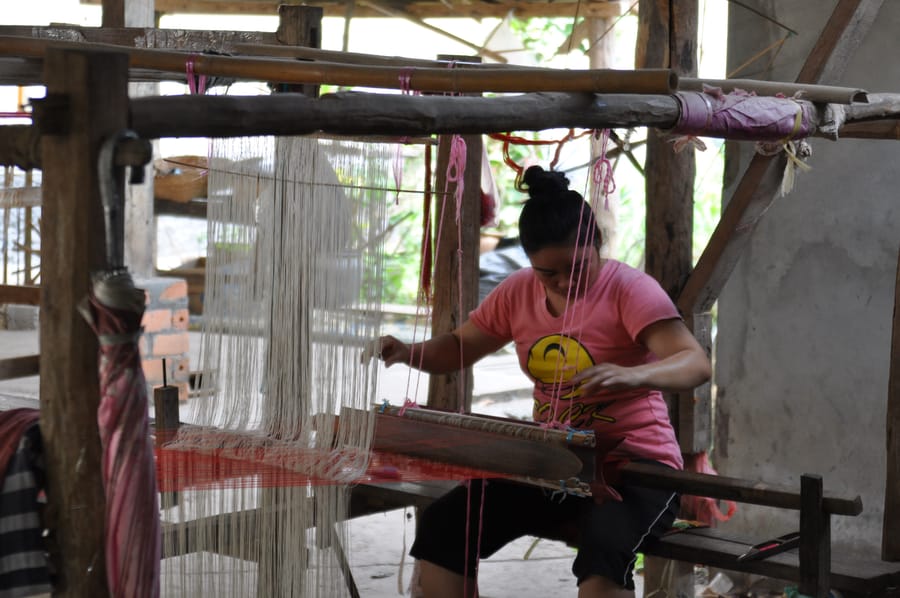 Dệt lụa truyền thống